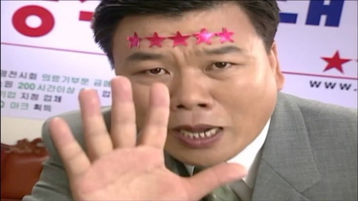 닭가슴살 샌드위치 손으로 들고있는 사진